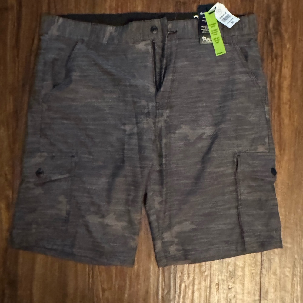 Men's Gray Camo Cargo Shorts 36 NWT